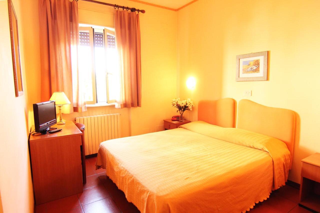 Hotel Boni Cerri Spoleto Habitación foto