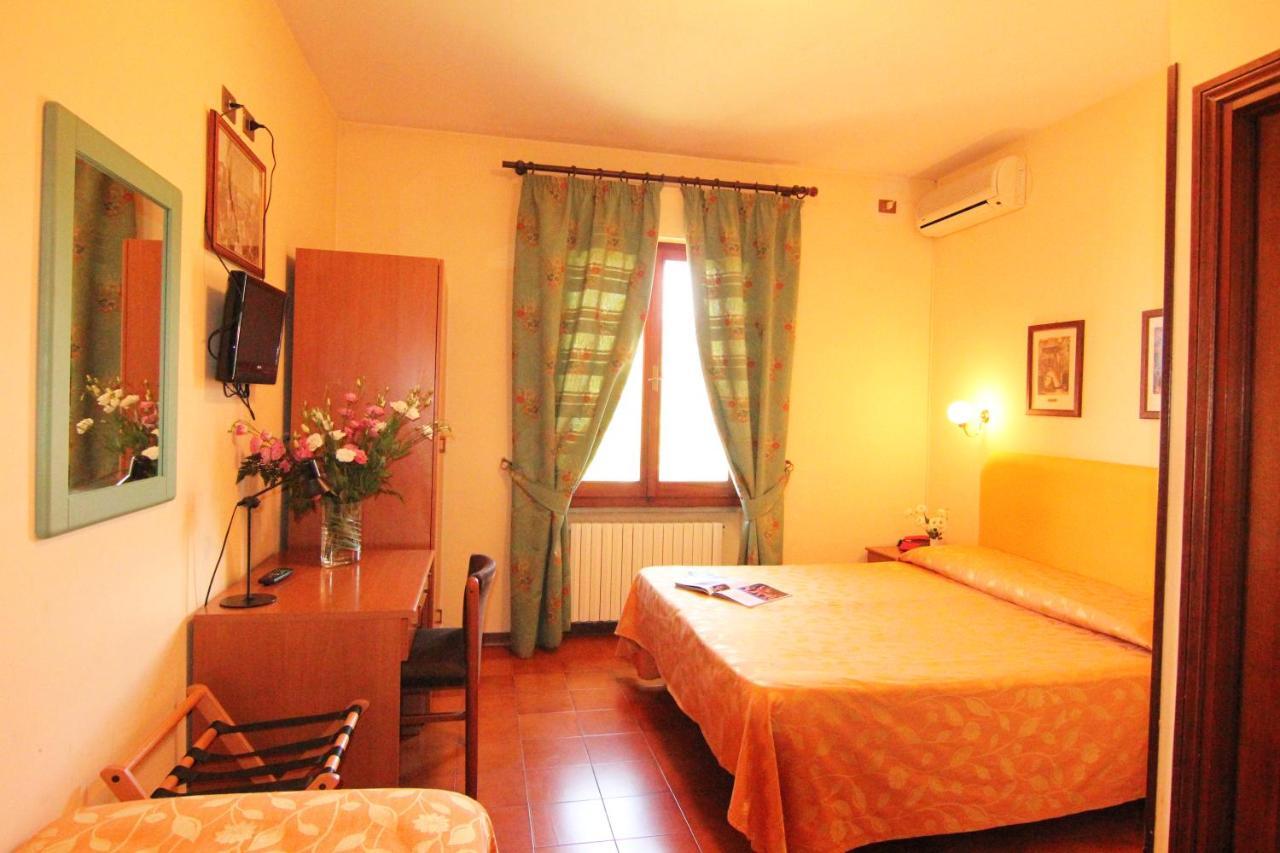 Hotel Boni Cerri Spoleto Habitación foto