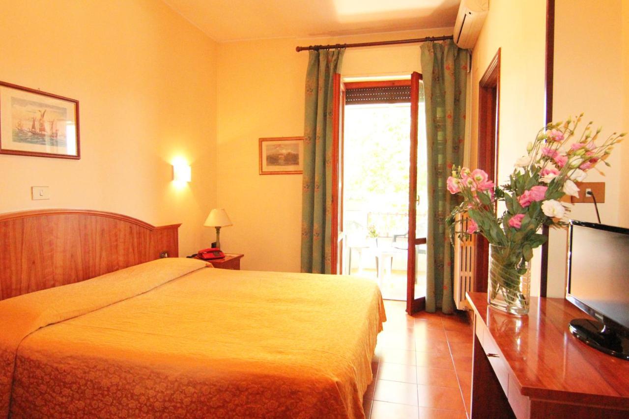 Hotel Boni Cerri Spoleto Habitación foto